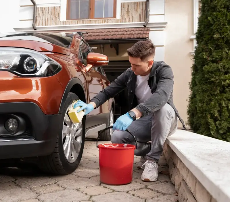 Lavage auto à domicile La Chapelle-sur-Aveyron : professionnel intervenant sur un véhicule
